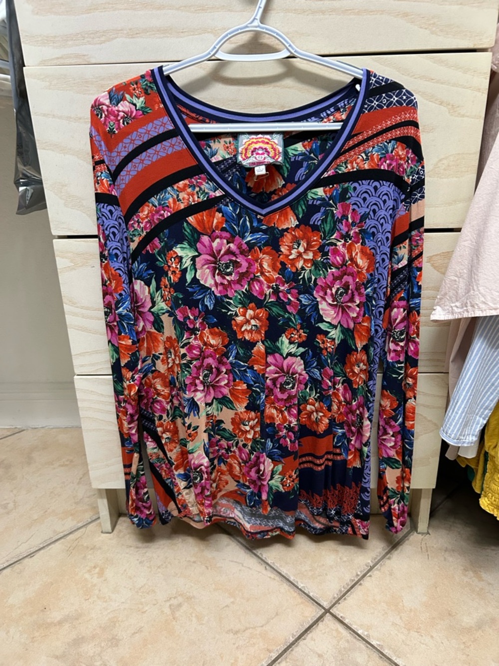 Beautiful Johnny was floral patterned long sleeve size large